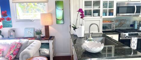 Fridge, microwave, oven, coffee/tea maker