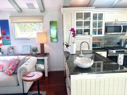 Private Beautiful Clean Beachy-Close to All Retreat