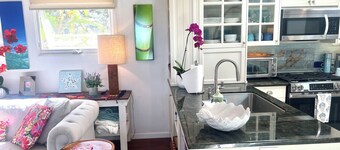 Private Beautiful Clean Beachy-Close to All Retreat