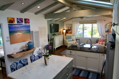 Private Beautiful Clean Beachy-Close to All Retreat