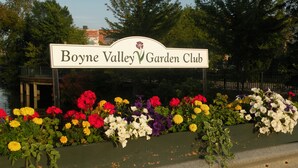 Schild des Boyne Valley Garden Club vor einer Vielzahl bunter Blumen.