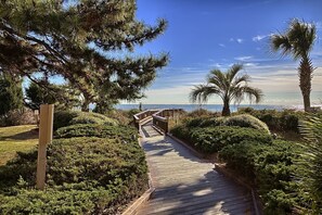 Property grounds - Spacious 2 Bedroom Condo w/ Balcony + Official On-Site Rental Privileges (Myrtle Beach)