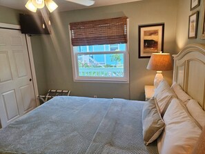 Desk, iron/ironing board, WiFi, bed sheets