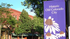 Un banner morado con el texto "Historic Old Colorado City" y un diseño de margarita.