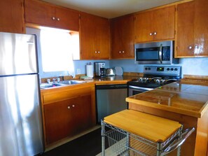 Een koelkast, een microgolfoven, een oven, een kookplaat