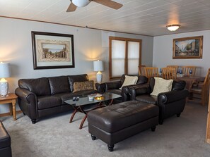 Televisie, een dvd-speler, boeken en een filmbibliotheek