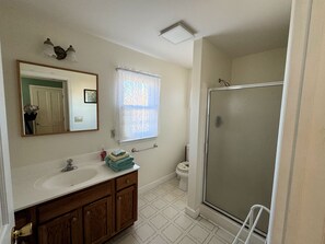 Suihkun ja ammeen yhdistelmä, pyyhkeet