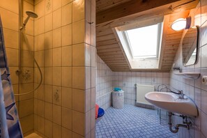 Dusche, Haartrockner, Handtücher
