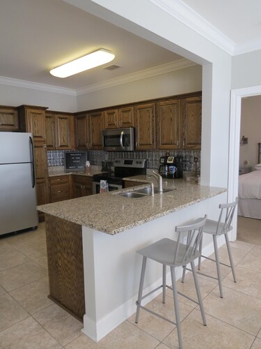 High Pointe 2 Bedroom 2 Bath Condo Close to all the Action!