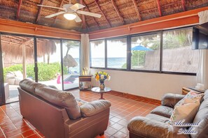 Televisión, reproductor de DVD, libros y biblioteca musical 