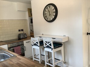 Fridge, microwave, oven, stovetop - Entire Home 10-15min to Durham Uni. & Hosp. (Durham)