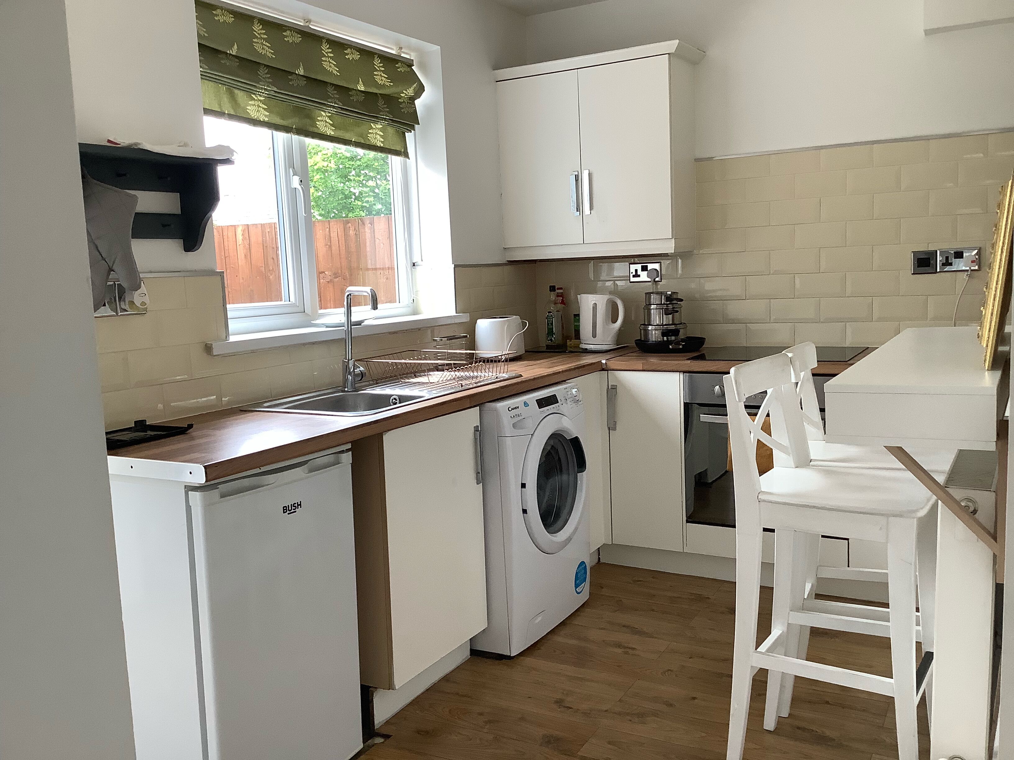 Køleskab, mikrobølgeovn, ovn, kogeplade