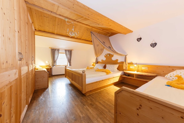 5 bedrooms, in-room safe, travel cot, WiFi