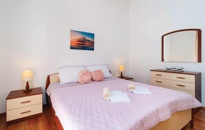 2 bedrooms, travel crib, free WiFi, bed sheets