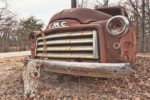 Ein älterer GMC Truck mit einem verrosteten Kühlergrill und einem dekorativen Geweih-Scheinwerfer.
