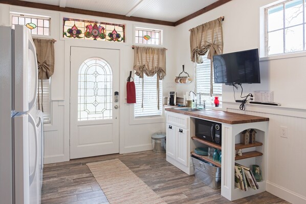 Microwave, paper towels