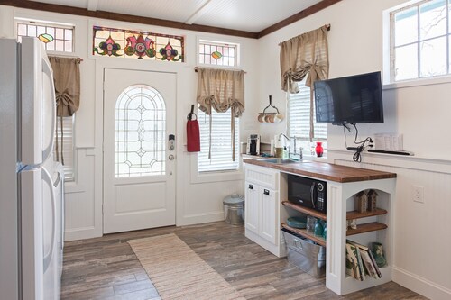 Garden Cottage - Charming Cabin in the Woods