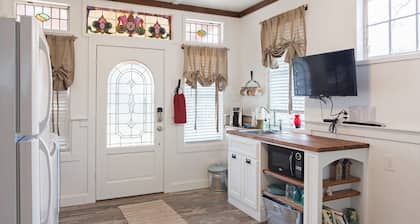 Garden Cottage - Charming Cabin in the Woods