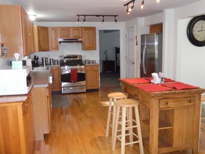 Een microgolfoven, een vaatwasser, een koffiezetapparaat/waterkoker