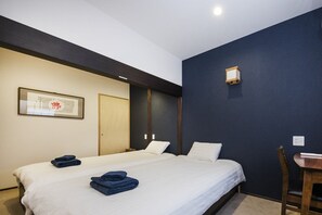 2 bedrooms, iron/ironing board, internet