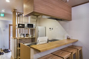 Kühlschrank, Mikrowelle, Kochgeschirr/Geschirr/Besteck