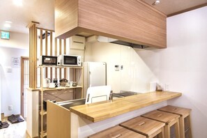 Fridge, microwave, cookware/dishes/utensils - Shiki Homes | ZEN FUYACHO 善 麩屋町 (Kyoto-shi)