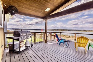 Terrace/patio - Ledgerock Pointe: Private 3/2 Canyon Lake Waterfront + Panoramic Views + Ping Pong + Fenced Yard (Canyon Lake)