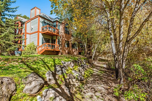 Kaunis, ranta huoneisto w / päivitetty sisustus ja kodikas kaasutakka 