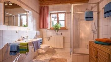 Dusche, Haartrockner, Handtücher