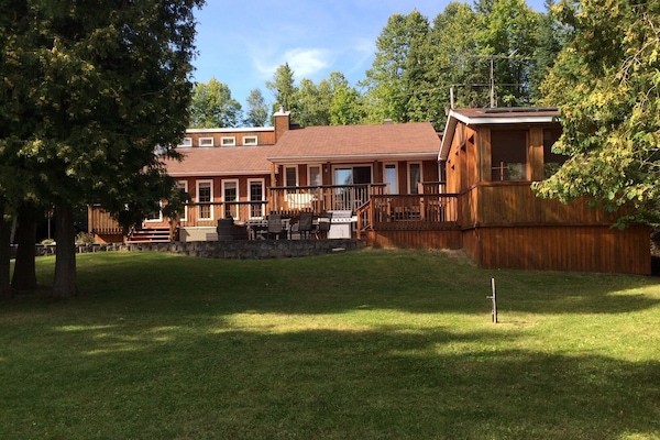 Beautiful lake front house with lots of windows for fantastic view of the lake