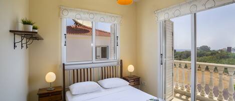 2 chambres, coffres-forts dans les chambres, fer et planche Ă repasser