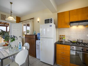 Fridge, microwave, oven, coffee/tea maker