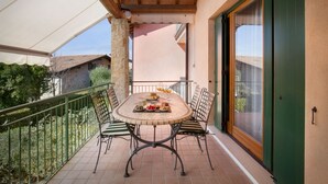 Outdoor dining - Casa Minerva - family apartment with 2 pools (Torri del Benaco)