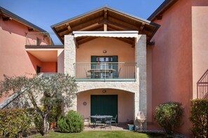 Outdoor dining - Casa Minerva - family apartment with 2 pools (Torri del Benaco)