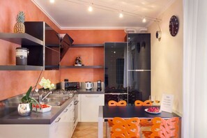 Frigorifero, forno, piano cottura, lavastoviglie