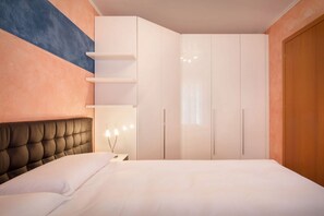2 bedrooms, iron/ironing board, WiFi, bed sheets - Casa Minerva - family apartment with 2 pools (Torri del Benaco)