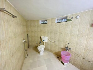 Deluxe Cottage, 1 Double Bed | Bathroom | Shower, towels