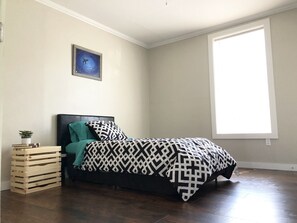 Tabla de planchar con plancha, wifi gratis, ropa de cama
