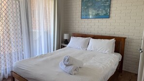 2 bedrooms, iron/ironing board, bed sheets