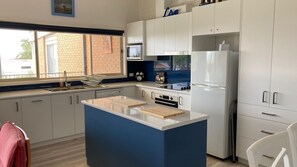 Refrigerador, microondas, horno, lavavajillas