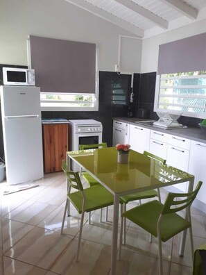 Réfrigérateur, micro-ondes, four, cafetière/bouilloire