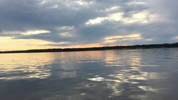 靠近海滩、沙滩椅、沙滩毛巾