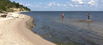 Cozy Cedar Cabin 4 season estate, Games Room, Beach & Trail access, Sled/XSki