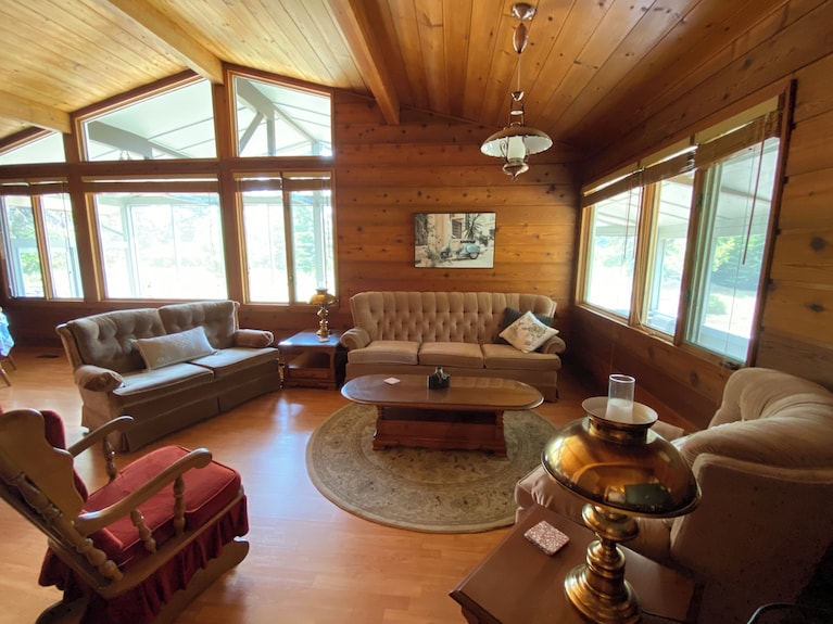 Greenglade Getaway Spacious Cabin & Estate, Lake Winnipeg, Games Room, Veranda - Manitoba