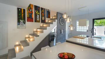 Een koelkast, een microgolfoven, een oven, een kookplaat