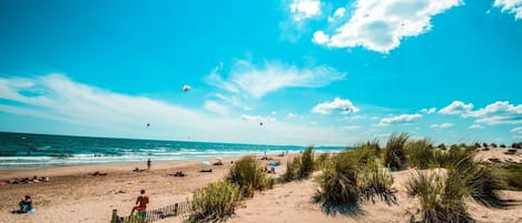 Vlak bij het strand, ligstoelen aan het strand