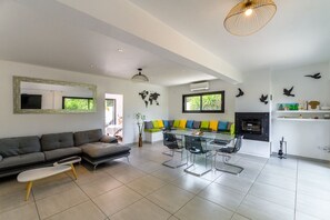 Smart-TV, Kamin, Tischfußball, Tischtennisplatte