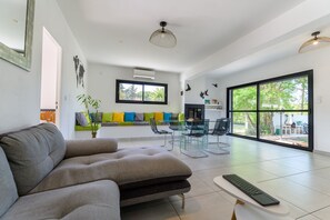 Smart-TV, Kamin, Tischfußball, Tischtennisplatte