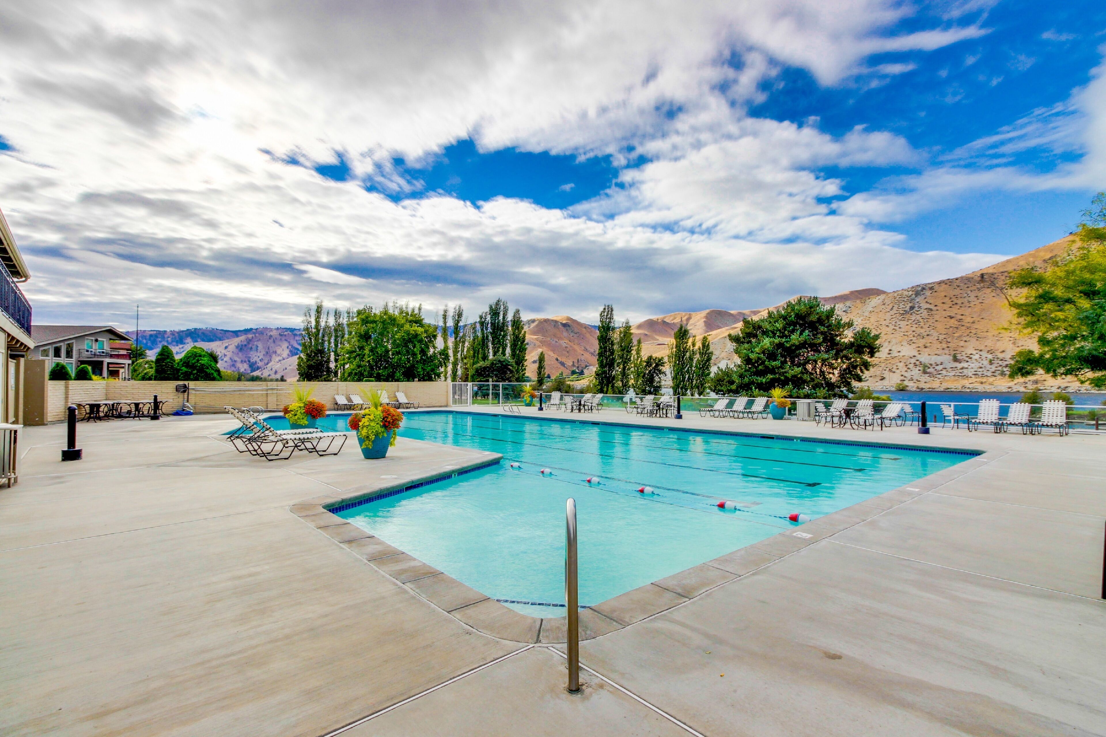 Bright home w/ great deck, river views & shared pool, game room & beach