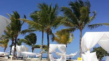 在海滩、沙滩椅、沙滩毛巾